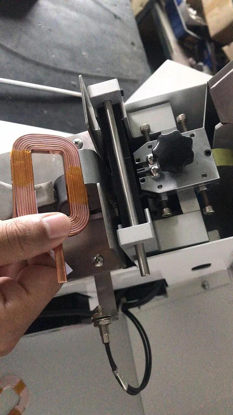 Tapemaskin for trådspoler, halvautomatisk selvklebende tape viklings wire coil-maskin