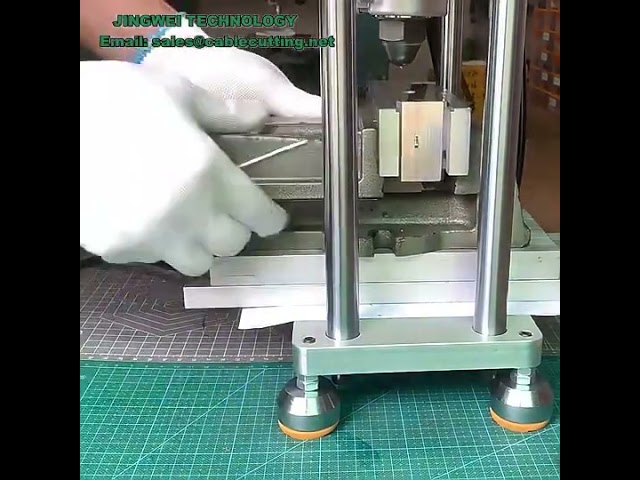 50g立式注塑机 桌面型高分子塑料注塑机 USB头插头成型
