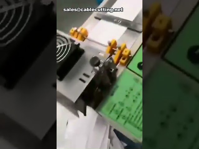 Automatisk maskekuttemaskin for produksjon av ansiktsmasker