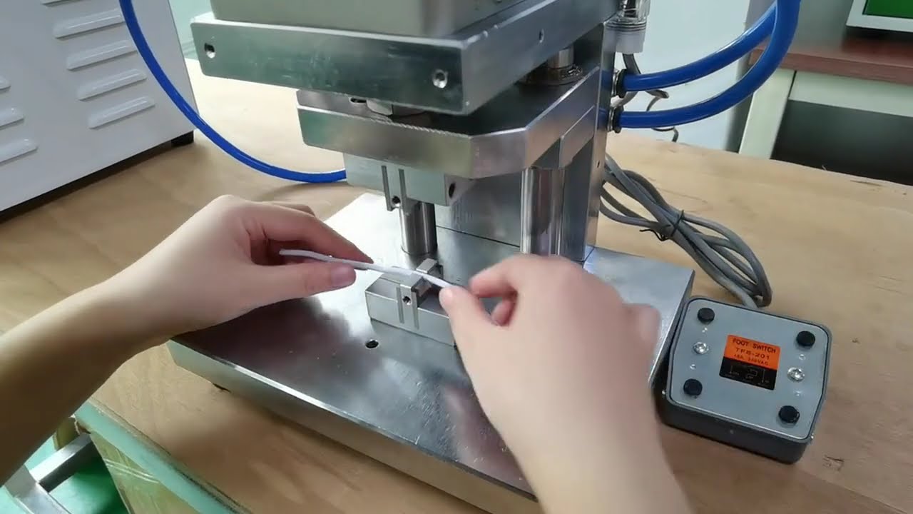 Halfautomatische middenstripmachine voor nauwkeurige draadontmanteling